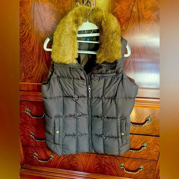 Lands End ladies puffer vest with faux fur collar M. 10/12 Brand new. - Picture 2 of 16